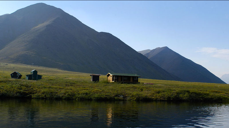 Gates of the Arctic Caribou Cabin am Ufer des Sees